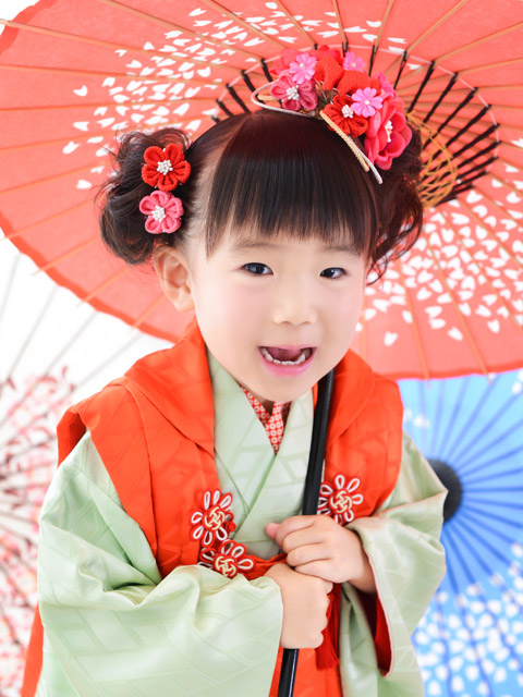 3歳女の子の七五三和傘を差したポーズ