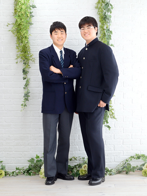 兄弟一緒に制服姿で入学記念写真(埼玉県蕨市からお越しのお客様)