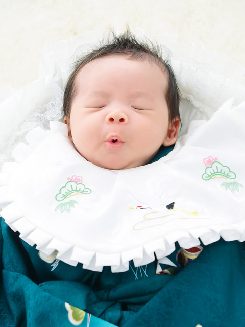 お宮参りの記念撮影 男の子の赤ちゃん 祝い着とベビードレスで(草加市からお越しのお客様)