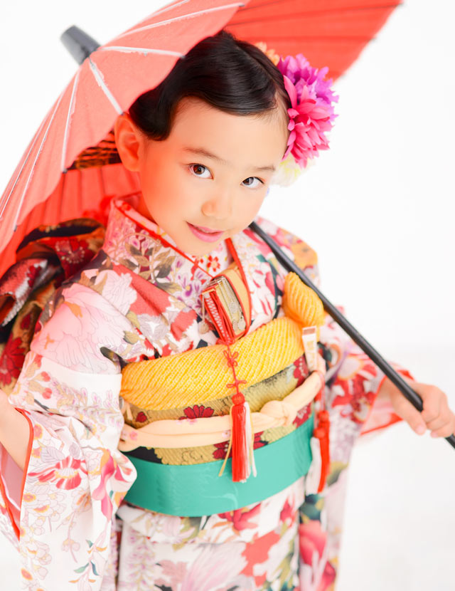 七五三7歳の女の子におすすめの髪型レトロ前髪な女優ヘア和傘で