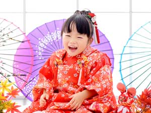 着物＆被布＆草履＆髪飾りを赤でトータルコーデした3歳七五三