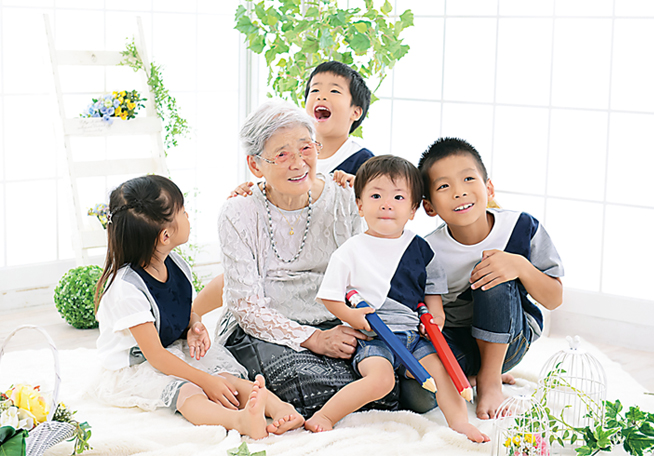 お子様とお祖母様の家族写真