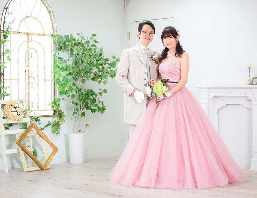 可愛いピンクのドレスにお色直ししてウェディング撮影