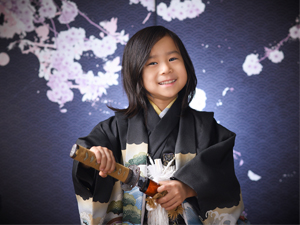 七五三5歳の袴で決めポーズ