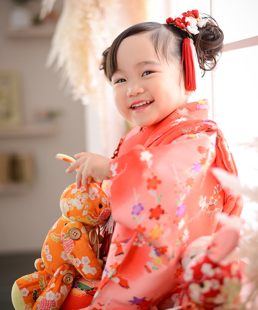 赤い着物の七五三前撮り