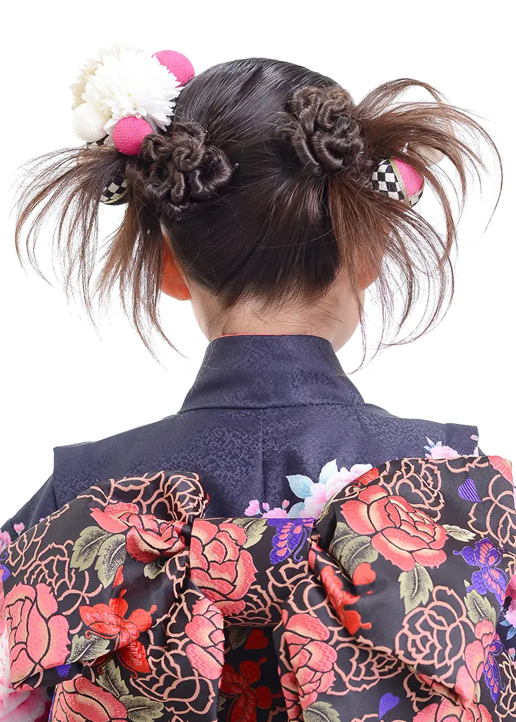 カチモリのツインアレンジの後ろ姿。小さなお団子をたくさんねじって作ります