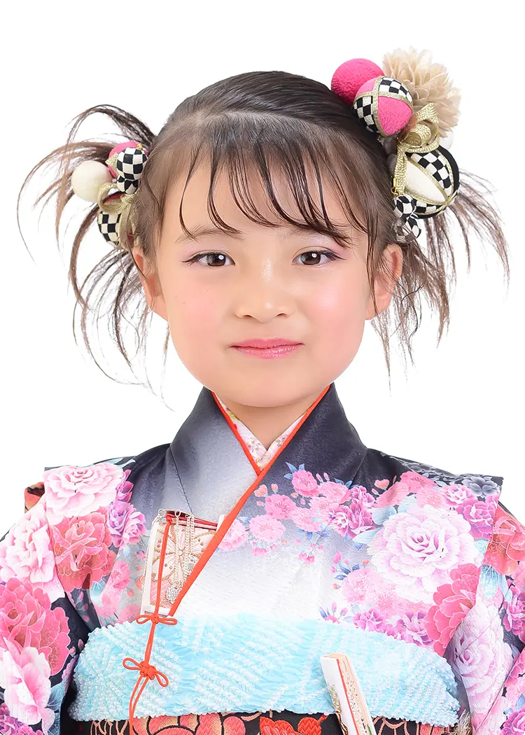 カチモリのツインアレンジの正面の姿。前髪はシースルーに、メイクはビビッドなピンク系。