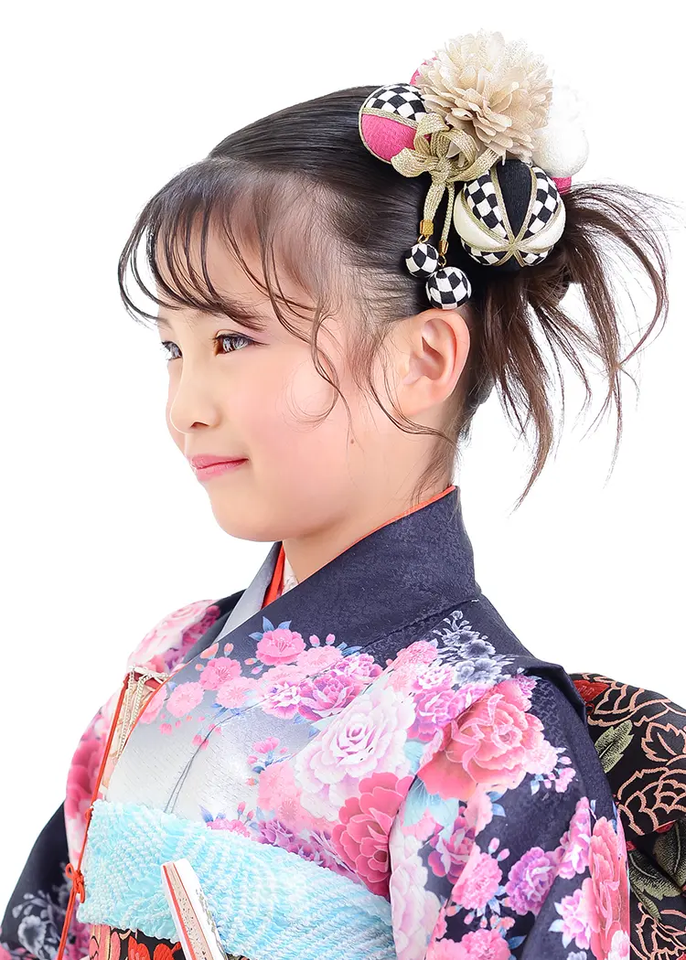 カチモリのツインアレンジの左側。市松模様の鞠のような髪飾りがポイント。