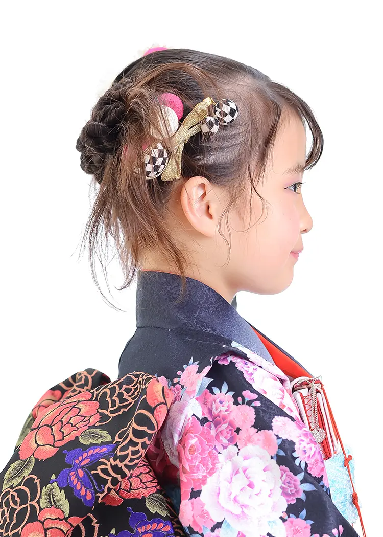 カチモリのツインアレンジの右側。産毛をウェーブで巻いてジェルでセットしています。