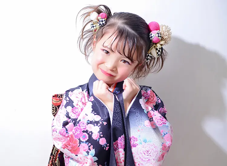 七五三の女の子におすすめのカチモリのツインヘアアレンジ スタジオ撮影風景。