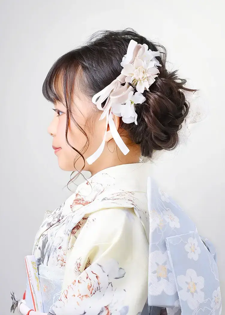 ふんわり甘めサイドシニヨンの左側。おくれ髪が揺れてかわいい!