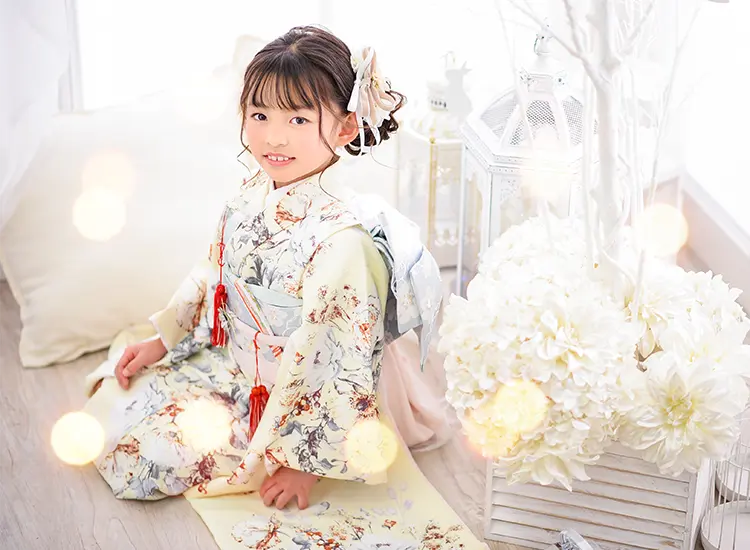 七五三の女の子におすすめのふんわり甘めサイドシニヨン スタジオ撮影風景。