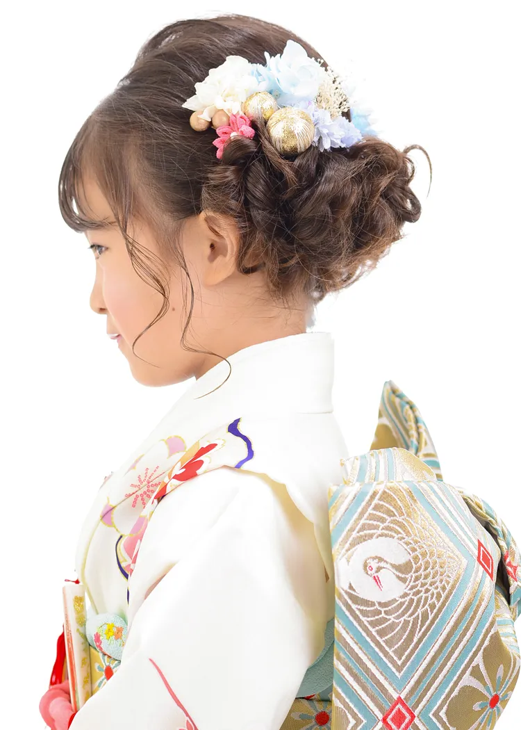 七五三の7歳女の子の髪型 ふわふわのツイスト編みで立体的に