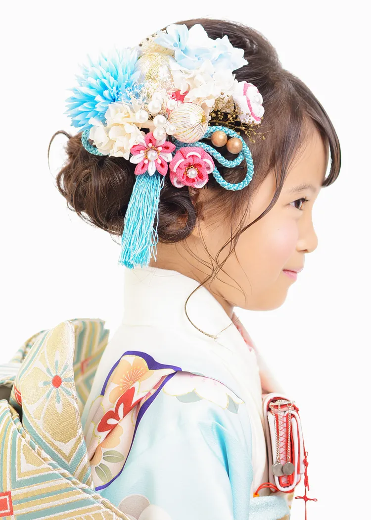 七五三の7歳女の子ボリューミーな和装の髪飾り触覚は巻いて可愛く仕上げる