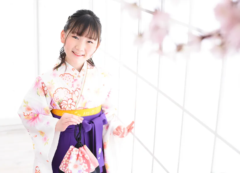 袴を着た小学生の女の子