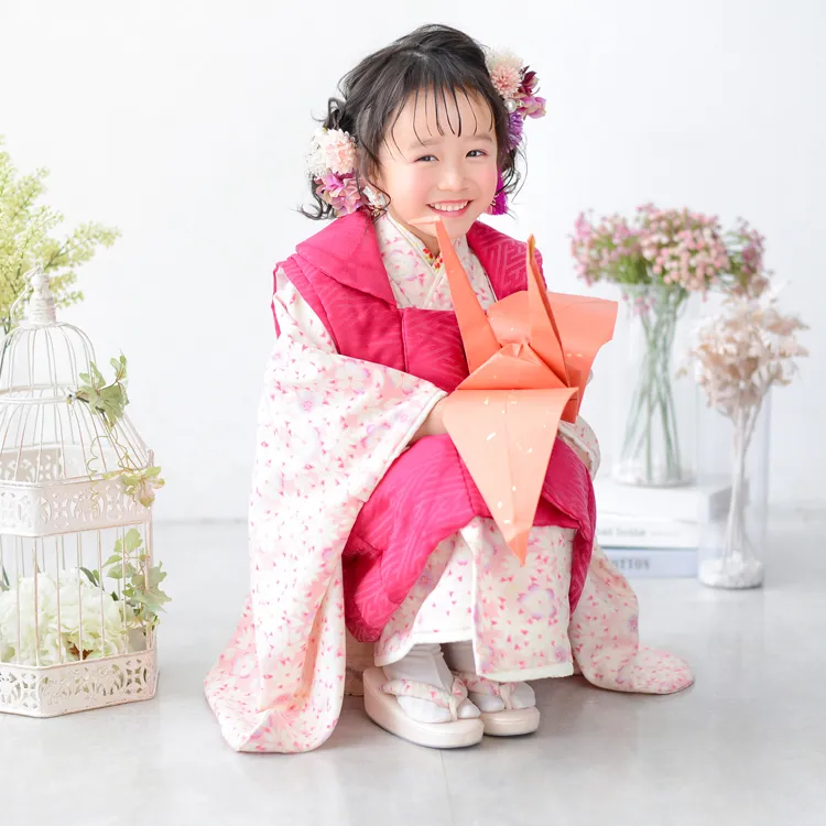 七五三撮影3歳女の子とドライフラワーと折り鶴