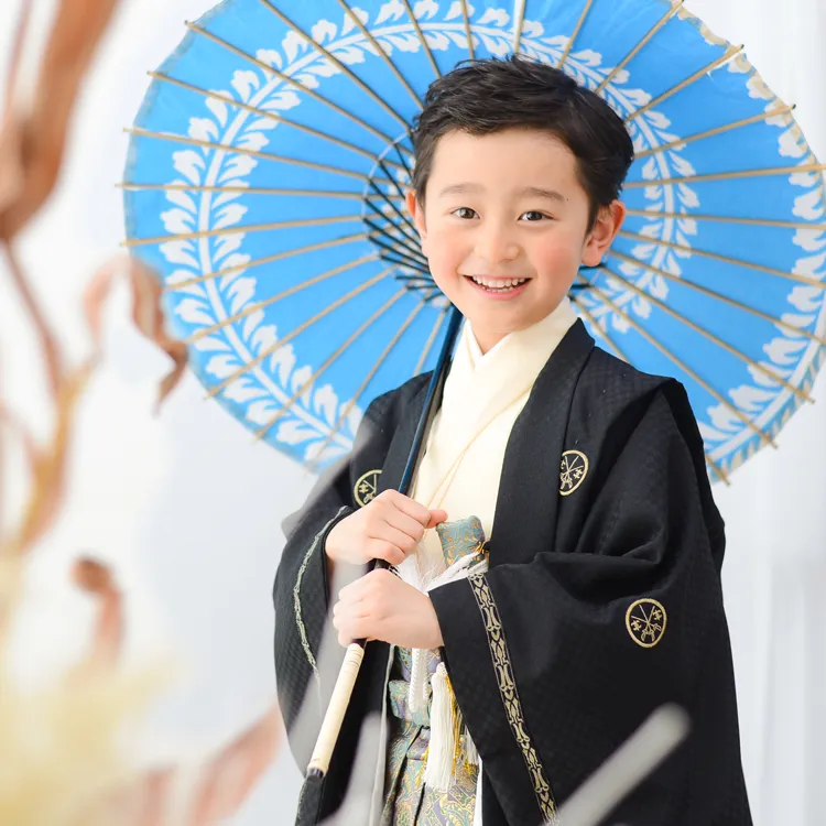 七五三撮影5歳黒い着物の男の子と和傘