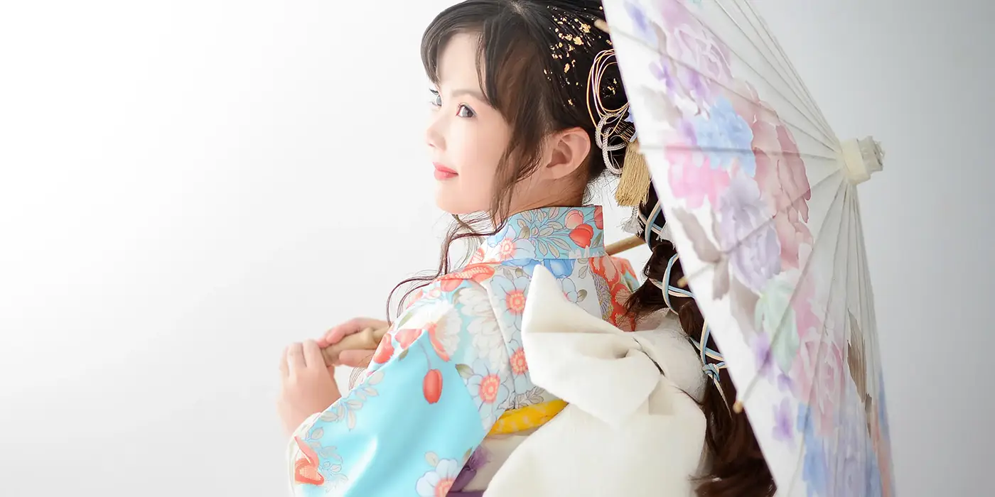 七五三歳 和傘を持った女の子