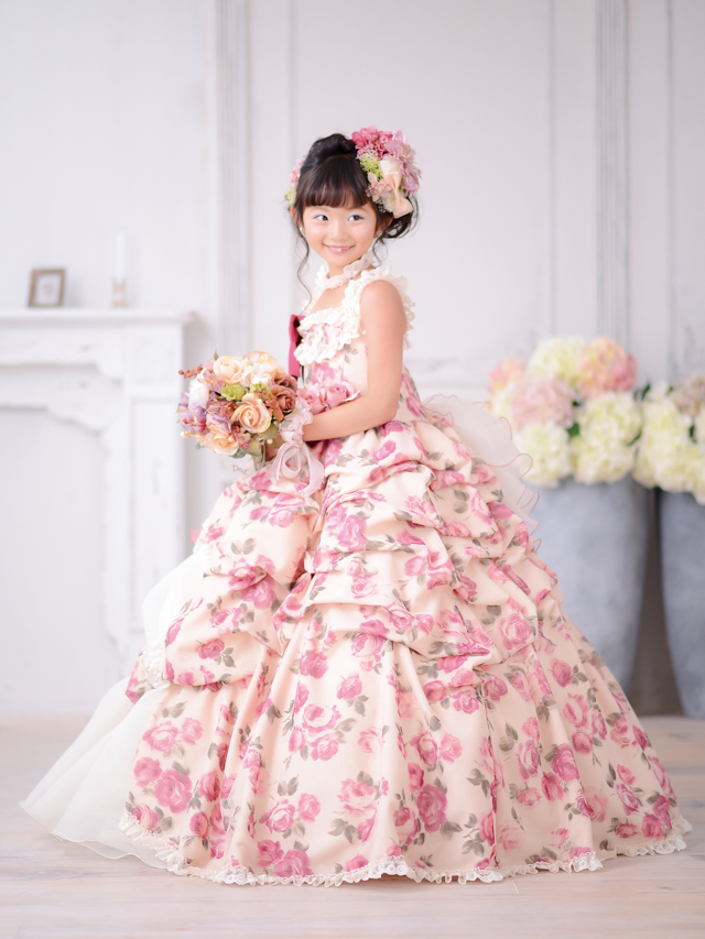ピンク花柄のドレスで七五三の記念撮影