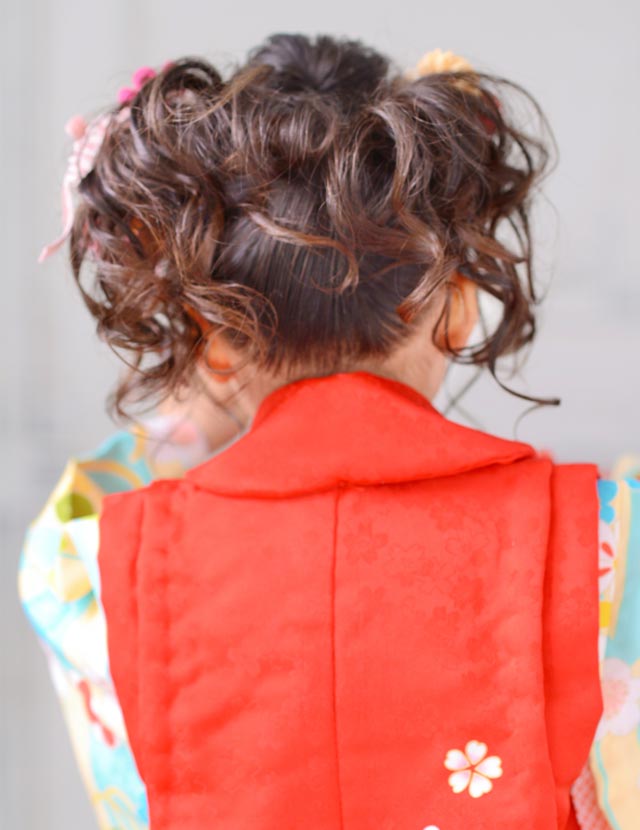 3歳の女の子に人気の七五三の髪型ふわふわツインテール後ろから
