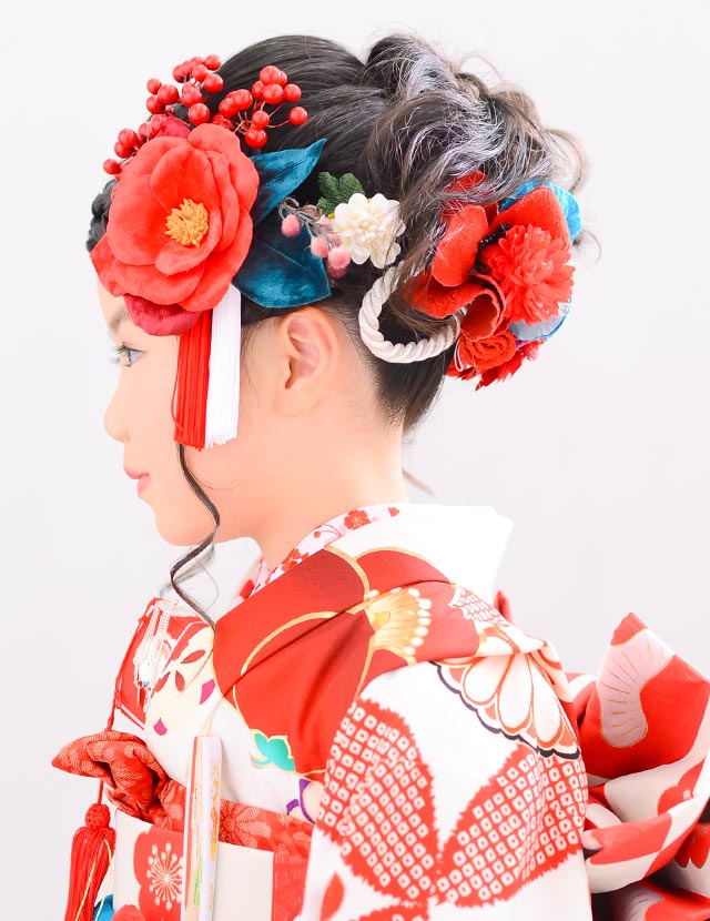 七五三7歳の女の子におすすめの髪型 三つ編み前髪のレトロモダンヘア椿の髪飾り