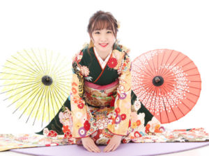 武蔵野創寫舘 年末年始の休業期間のお知らせ　成人式振袖姿の女性和傘の背景で