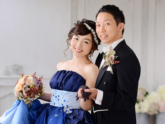 写真館武蔵野創寫舘ウェディングフォト青いカラードレスとタキシードで