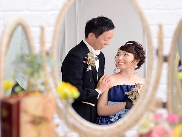 写真館武蔵野創寫舘ウェディングフォト青いカラードレスとタキシードで鏡越しショット