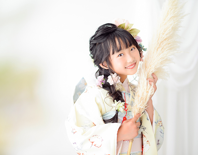 7歳女の子の七五三におすすめの髪型〈ナチュラルサイドダウン 