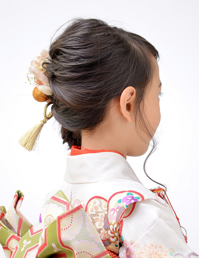 7歳女の子の七五三におすすめの髪型編み下ろしポニー右サイド