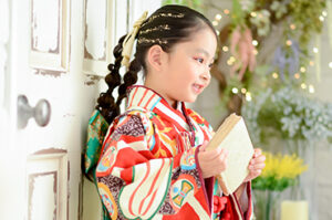 七五三の女の子におすすめのダブルタイトポニーの髪型紹介画像。
