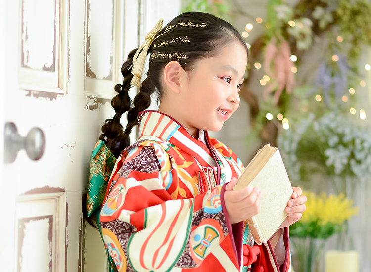 七五三の女の子におすすめのダブルタイトポニーの髪型　スタジオ撮影風景。