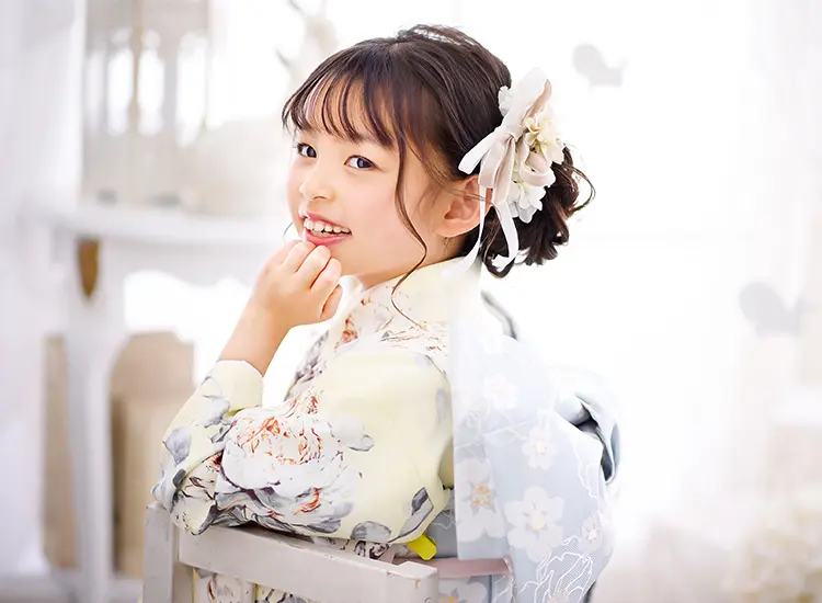 ふんわり甘めサイドシニヨンの特徴。サイドにずらしたふわふわのお団子と前髪の抜け感がポイント