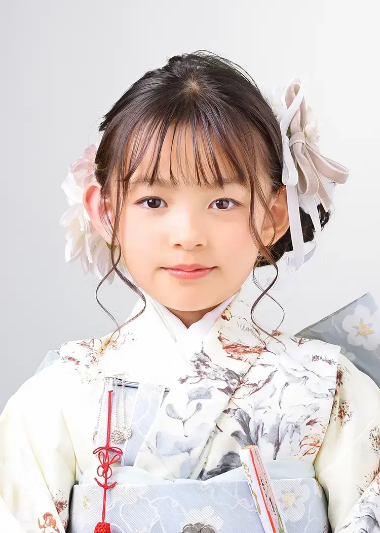 ふんわり甘めサイドシニヨンの正面の姿。前髪の抜け感とすっきり結んだ首元が上品な印象