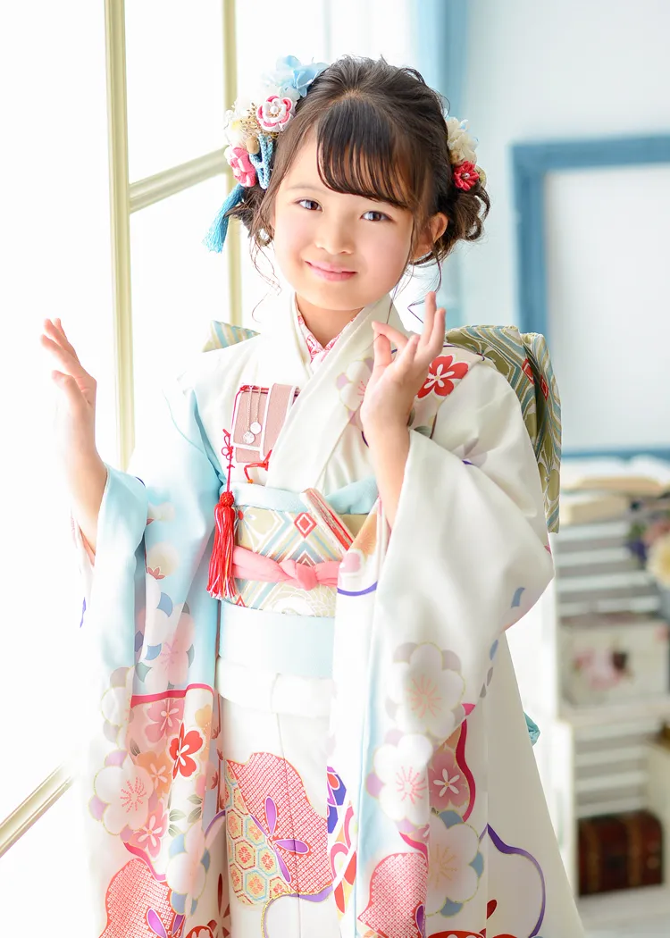 七五三の7歳女の子　フォトスタジオでの前撮り風景 白系のパステル調の着物